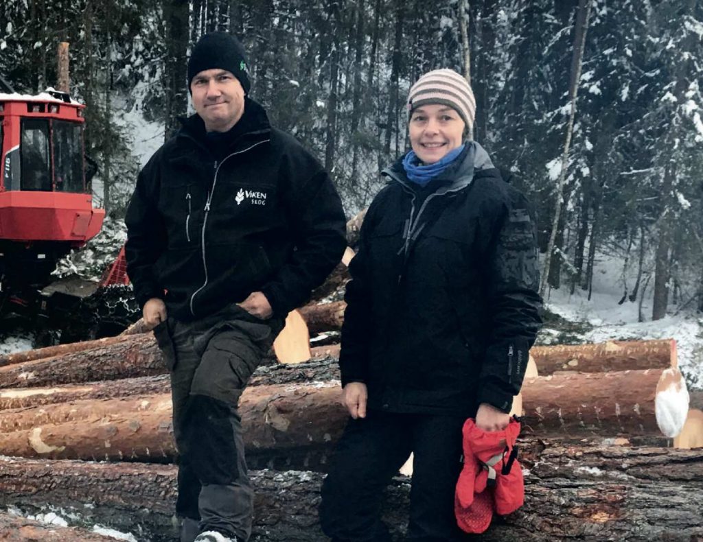 Krødsheradshogsten: På Dagsrevyen 27. oktober går naturorganisasjonen WWF til frontal­angrep mot en tømmerhogst i Krødsherad. En hogst som har blitt vurdert og ikke stoppet fra høyeste hold i Klima- og miljøverndepartementet. En hogst som er lovlig utført etter bærekraftige prinsipper. Eva Skagestad i MEF besøkte kort tid etter hogstentreprenør Hans Boye Bergan på hogstfeltet. Hun er kraftig provosert.